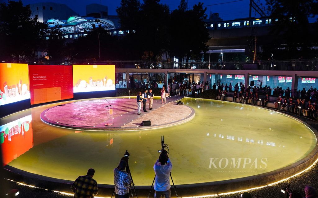 Suasana kolam di tengah Taman Literasi Martha Christina Tiahahu, Blok M, Jakarta Selatan, Minggu (18/9/2022). 