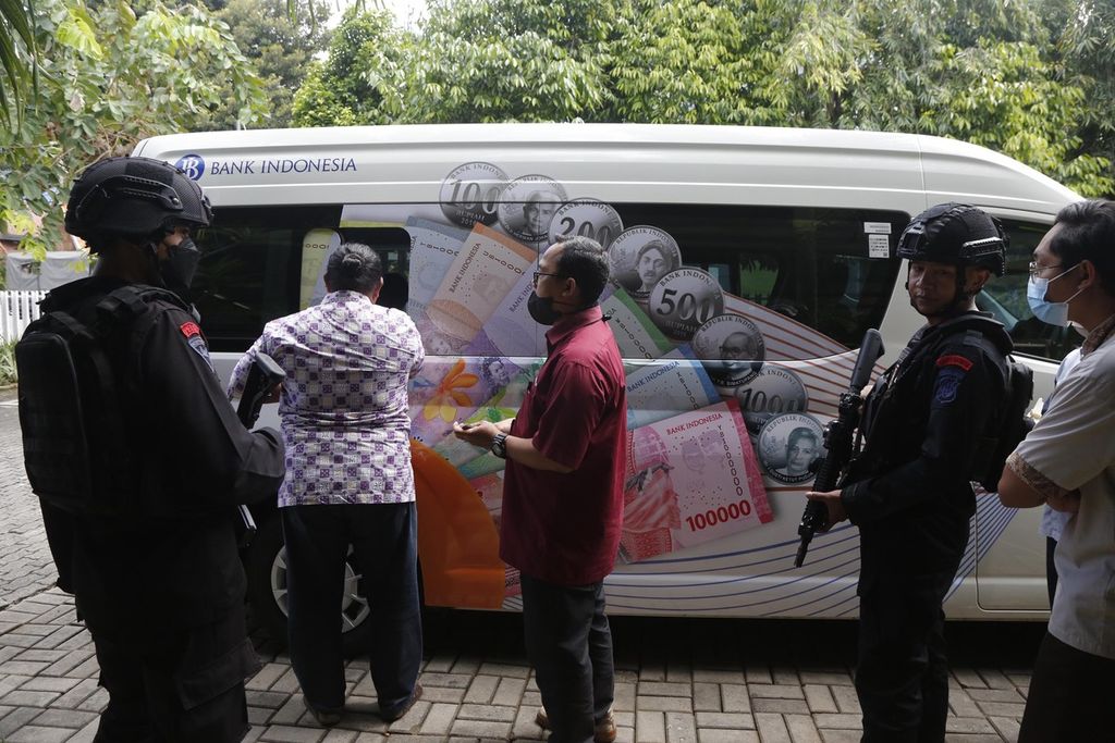 Karyawan Kompas Gramedia antre untuk menukarkan uangnya dengan uang rupiah kertas tahun emisi 2022 di Palmerah, Jakarta, Senin (3/4/2023). 