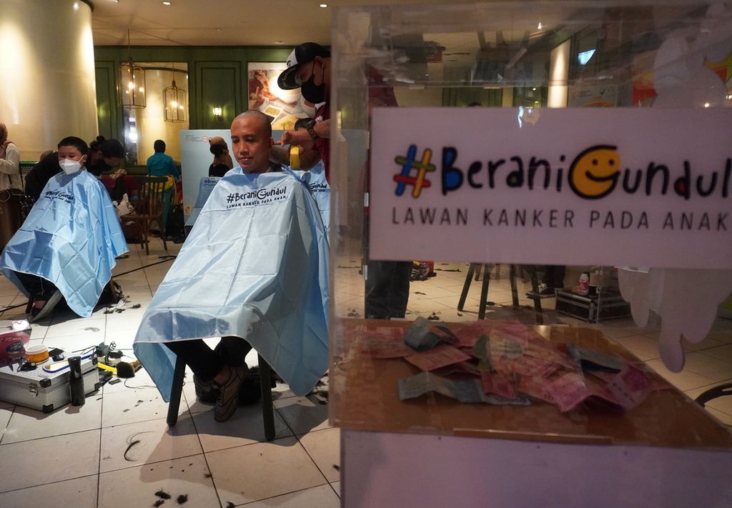 Warga mencukur rambutnya dalam peringatan Hari Kanker Anak Internasional di Kota Semarang, Jawa Tengah, Senin (28/2/2022). 