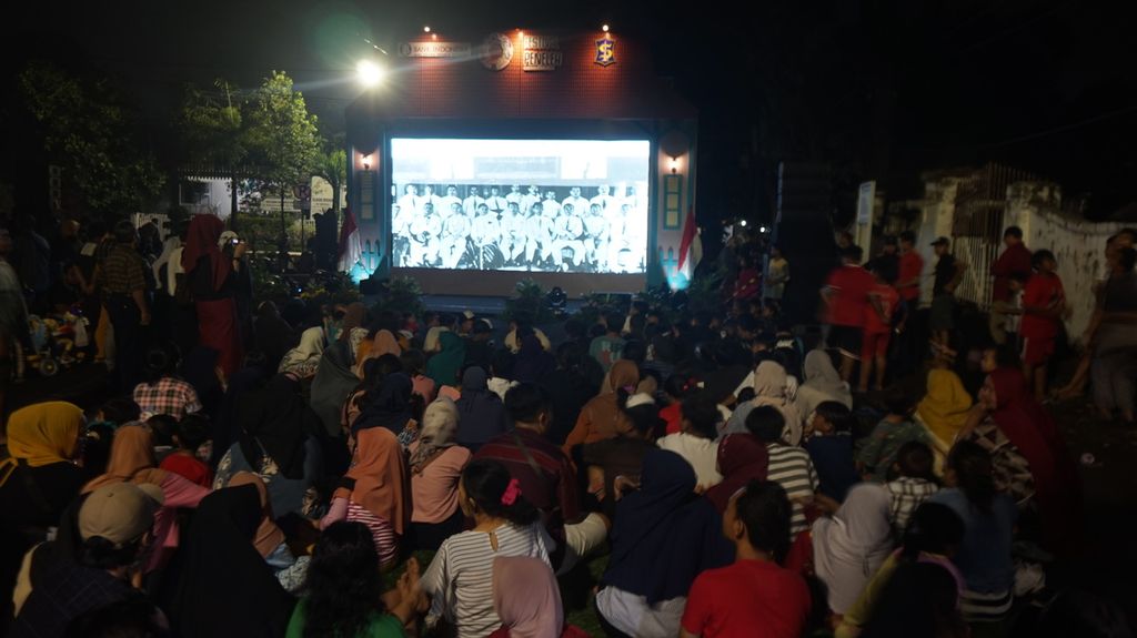 Pemutaran film layar tancap sebagai bagian dari Festival Peneleh di Jalan Makam Peneleh, Surabaya, Jawa Timur, Jumat (7/7/2023) malam. 