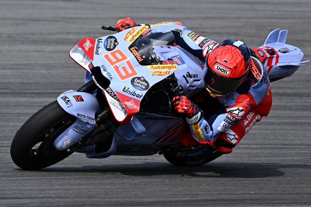 Pebalap Gresini Racing, Marc Marquez, melaju melewati tikungan saat tes MotoGP hari pertama di Sirkuit Sepang, Malaysia, Selasa (6/2/2024). 