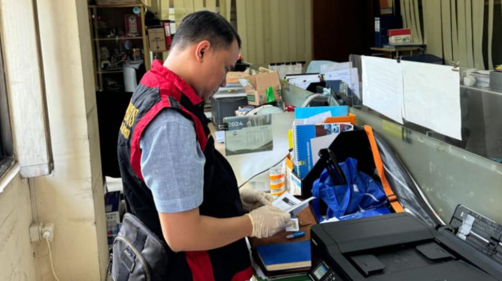 Tim penyidik Kejari Bandung melaksanakan penggeledahan Kantor Unit Layanan Pengadaan Dinas Perumusan Kebijakan Pengadaan Barang/Jasa dan Pengelolaan Barang Milik Daerah Kota Bandung, Jawa Barat, Rabu (10/7/2024). Sebanyak 74 barang disita pihak Kejari Bandung.