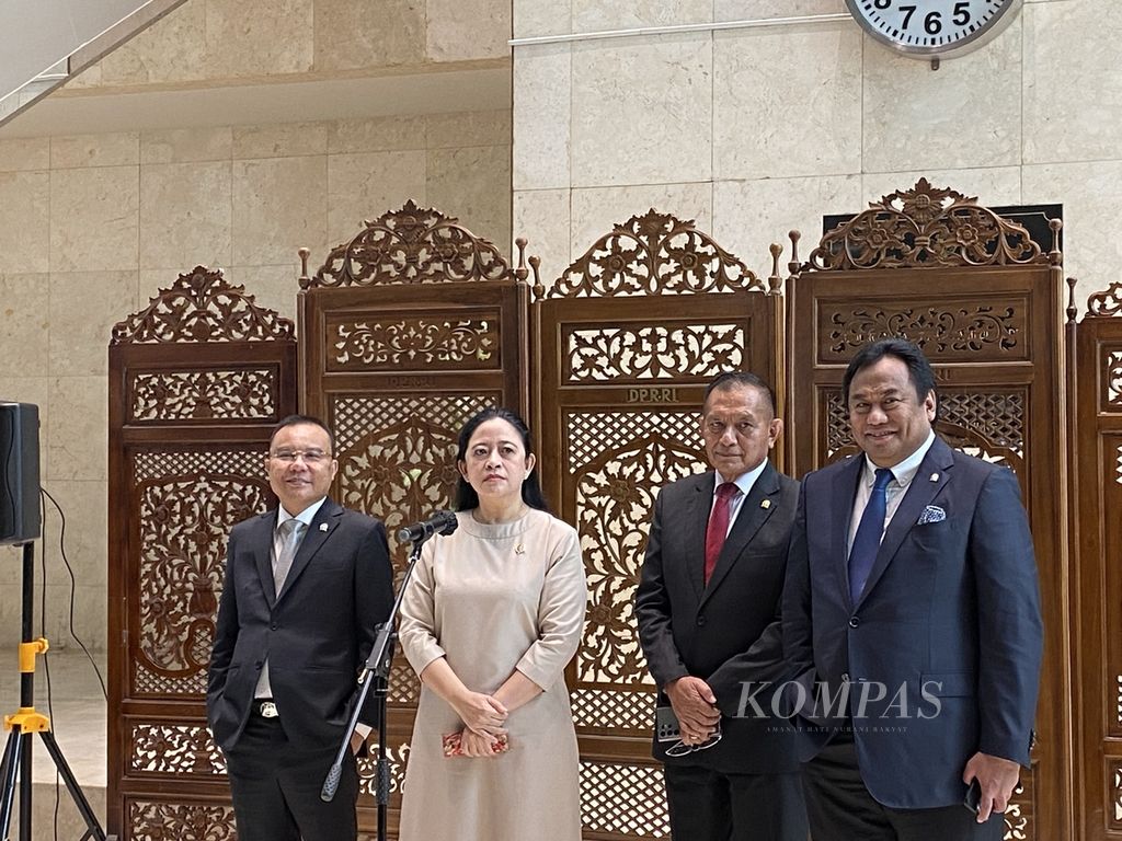 Ketua DPR Puan Maharani (kedua dari kiri) menjawab pertanyaan awak media di Kompleks Parlemen, Jakarta, Kamis (4/4/2024).