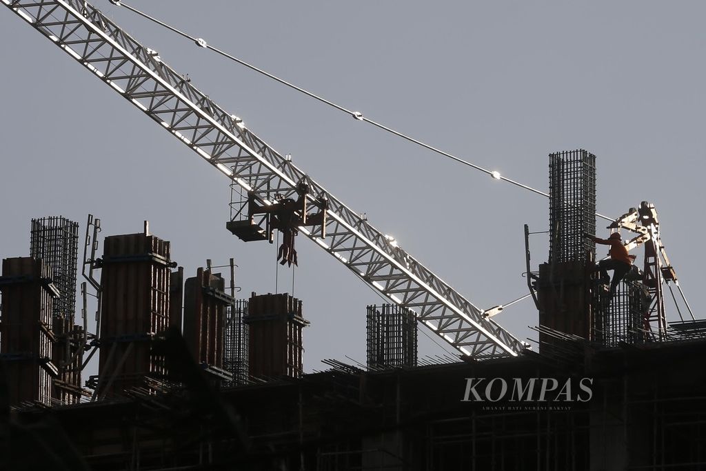 Workers work on the construction of a new building construction project in the Slipi area, Jakarta, Sunday (14/8/2022).