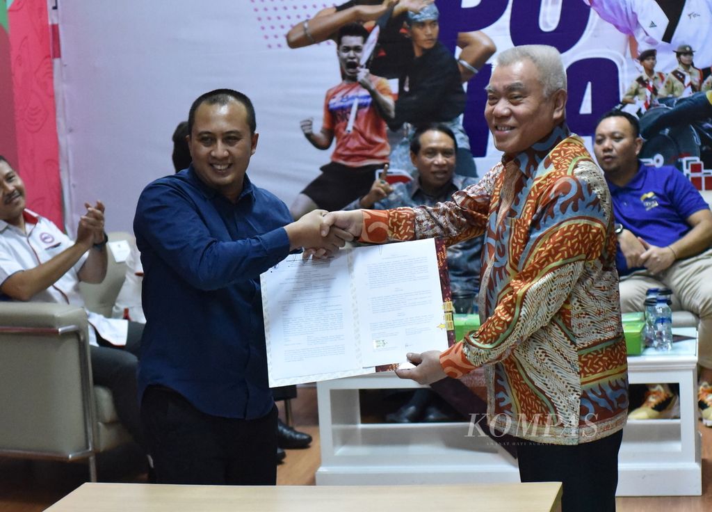 Ketua Harian PBSI Alex Tirta (kanan) menandatangani nota kesepahaman penerimaan anggaran bantuan pelatnas 2020 di Kemenpora, Jakarta, Selasa (11/2/2020). PBSI (bulutangkis) mengusulkan anggaran mencapai Rp 32,2 miliar untuk 28 atlet mengikuti 14 turnamen dalam program menuju Olimpiade Tokyo 2020. 