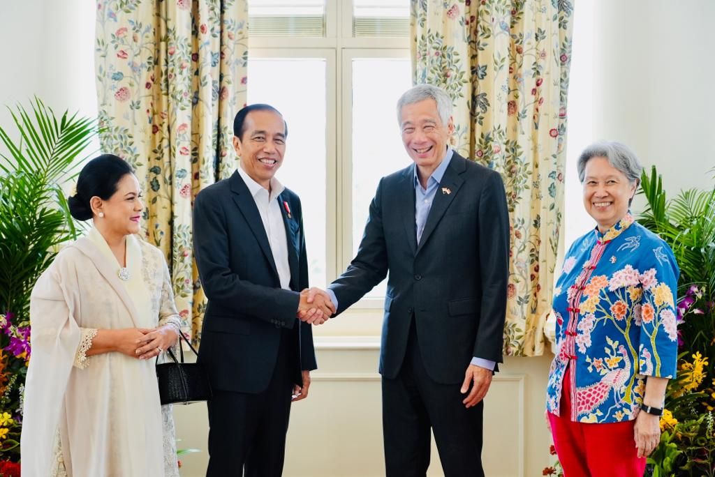 Presiden Joko Widodo dan Ibu Iriana Joko Widodo bertemu Perdana Menteri Singapura Lee Hsien Loong beserta Ibu Ho Ching di Istana Singapura, Rabu (7/6/2023).
