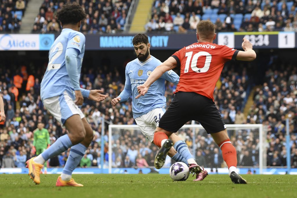 Bek Manchester City, Josko Gvardiol (tengah), menggiring bola saat laga Liga Inggris melawan Luton Town di Stadion Etihad, Sabtu (13/4/2024) malam WIB. City menang 5-1.