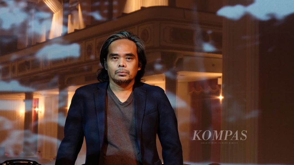 Sutradara Yudi Ahmad Tajudin di Gedung Kesenian Jakarta, Jakarta, Jumat (15/4/2022). Ia menyutradarai teater monolog berjudul <i>Kacamata Sjafruddin</i>, bagian dari seri monolog <i>Di Tepi Sejarah</i>.