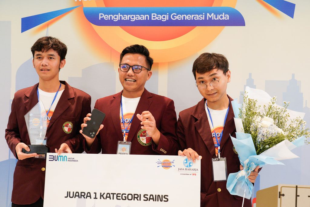 Dari kiri ke kanan M. Aldan, Deden Nurmawarid, Rosa Saepul Nugraha, Gilang Rusydi Solihin P saat menerima hadiah juara 1 JR-Rovation 2022. di Jakarta, 1 Desember 2022.