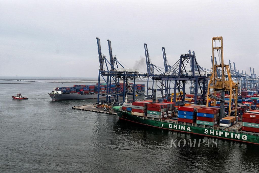 Kapal tunda mengawal kapal peti kemas yang hendak meninggalkan Pelabuhan Tanjung Priok, Jakarta, usai melakukan bongkar muat, Maret 2021. 