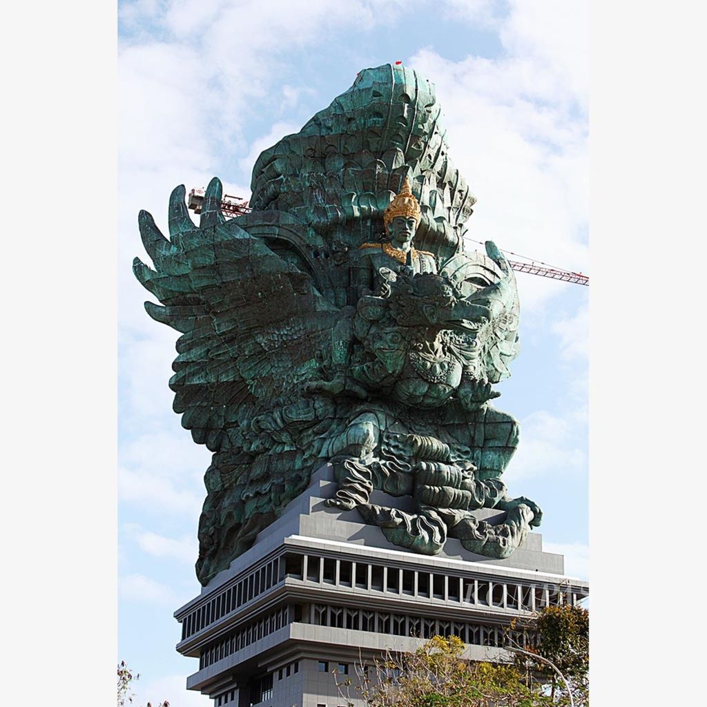 Patung Garuda Wisnu Kencana karya maestro seni I Nyoman Nuarta berdiri di kawasan Culture Park GWK, Ungasan, Kuta Selatan, Badung, Bali.