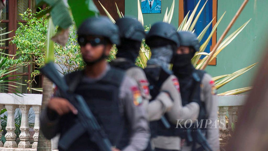 Aparat kepolisian berjaga di sekitar lokasi penggerebekan terduga teroris di RT 002 RW 001 Kelurahan Babakan, Setu, Tangerang Selatan, Banten, Rabu (21/12/2016). Tiga orang terduga teroris tewas dalam penggerebekan itu.
