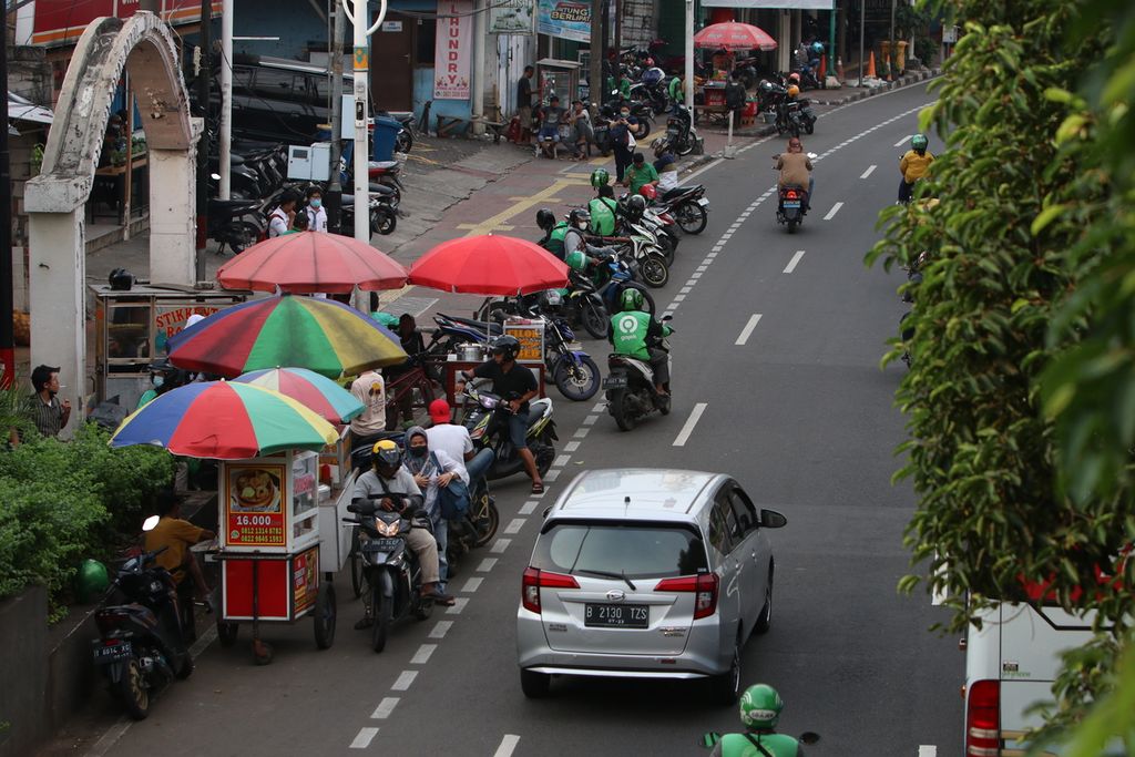 Jalur sepeda dipenuhi ojek daring dan pedagang kaki lima di seberang Stasiun Palmerah, Kelurahan Gelora, Kecamatan Tanah Abang, Jakarta Pusat, Senin (10/10/2022). 
