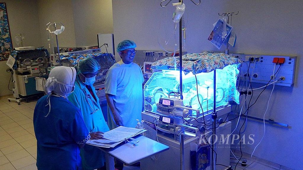 Dokter dan perawat memeriksa salah satu dari lima bayi kembar yang merupakan anak dari pasangan Hari Saputra (32) dan Nia Rahmawati (31) di Unit Perawatan Intensif Pascakelahiran Rumah Sakit Umum Daerah Dr Soetomo, Surabaya, Jawa Timur, Selasa (23/6/2015). 