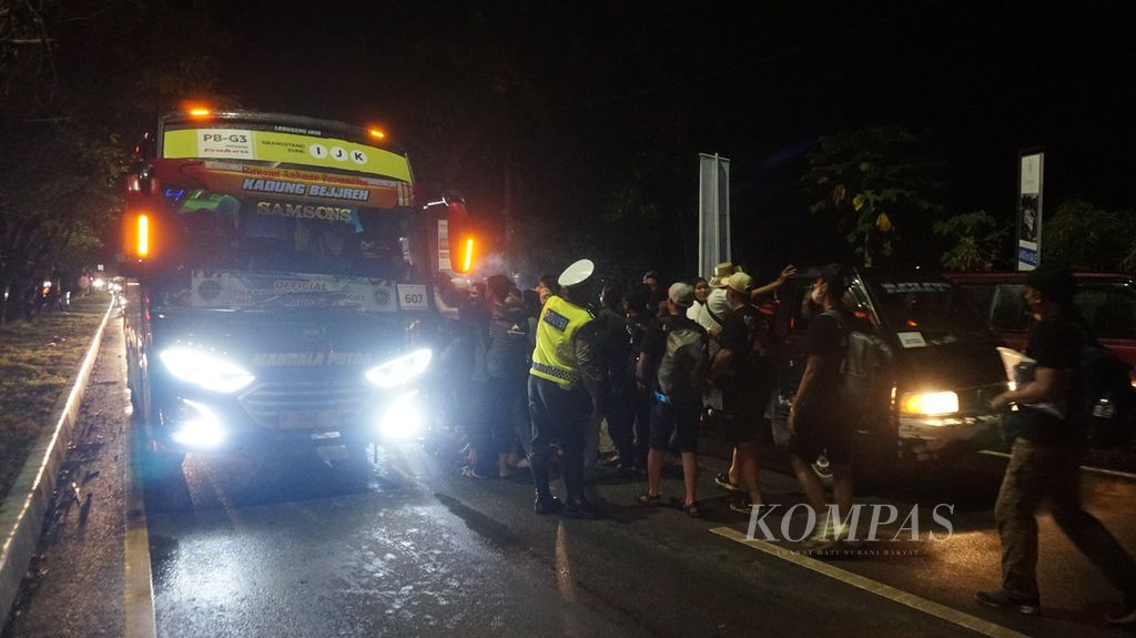 Penonton MotoGP memaksa menghentikan dan "membajak" <i>shuttle bus </i>untuk mengantar mereka ke area parkir di kawasan Sirkuit Mandalika, Lombok, Nusa Tenggara Barat, Minggu (20/3/2022) malam. Situasi ini terjadi akibat kemacetan parah seusai balapan. 