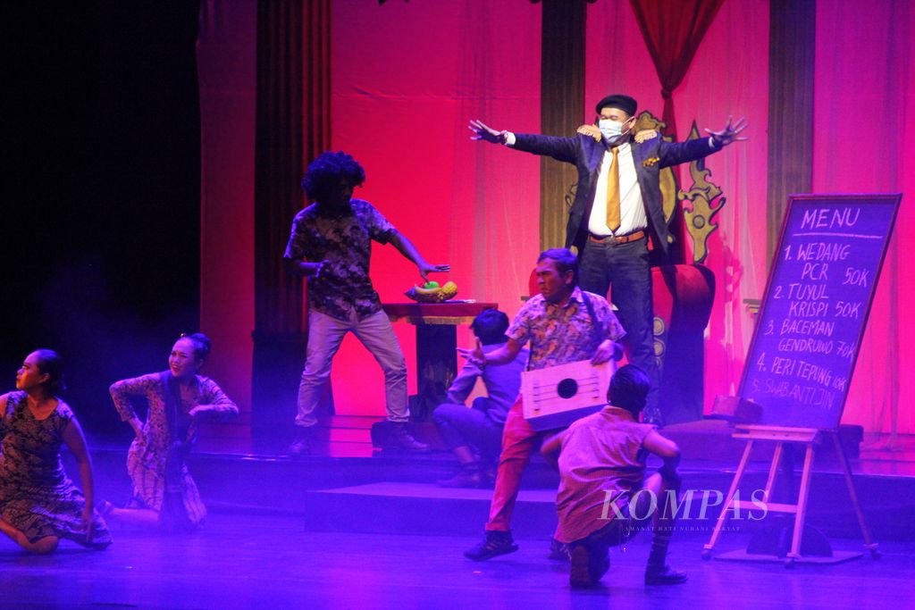 Komedian Cak Lontong (memakai masker) bersama sejumlah pemain lain tampil dalam pentas bertajuk "Tabib Suci", Minggu (20/2/2022), di Concert Hall Taman Budaya Yogyakarta, Kota Yogyakarta. 
