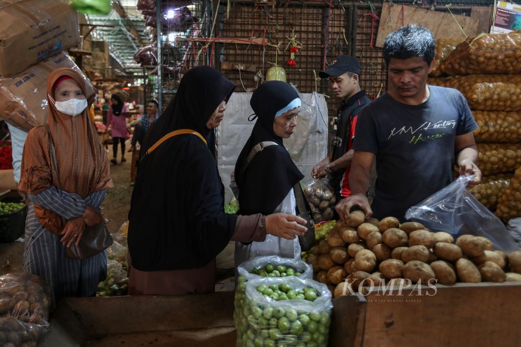 Warga berbelanja kentang di Pasar Induk Kramat Jati, Jakarta, Senin (3/6/2024). Badan Pusat Statistik (BPS) menyebutkan, ekonomi Indonesia mengalami inflasi 2,84 persen secara tahunan pada Mei 2024. 