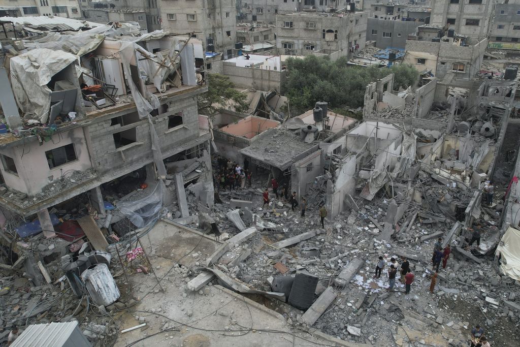 Kerusakan masif di kamp pengungsi Nusseirat yang dibombardir Israel di Jalur Gaza, 29 Oktober 2023. 