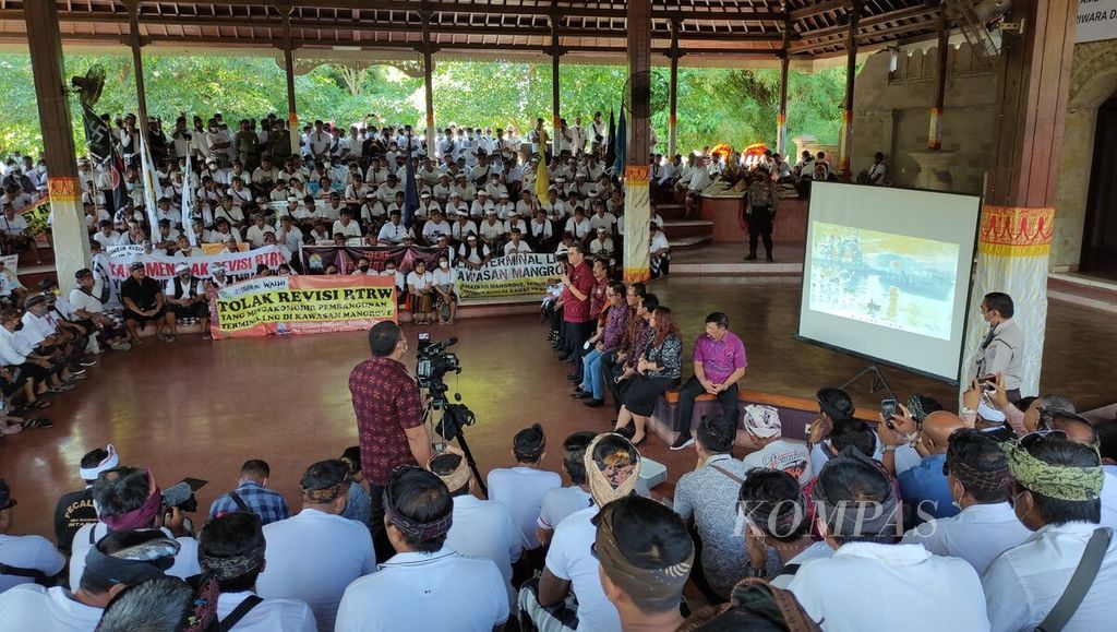 Aksi unjuk rasa damai berlangsung di kawasan DPRD Provinsi Bali, Kota Denpasar, Selasa (21/6/2022). Pengunjuk rasa mendesak DPRD dan Pemprov Bali agar menghentikan rencana pembangunan terminal LNG di kawasan mangrove Tahura Ngurah Rai, Kota Denpasar. 