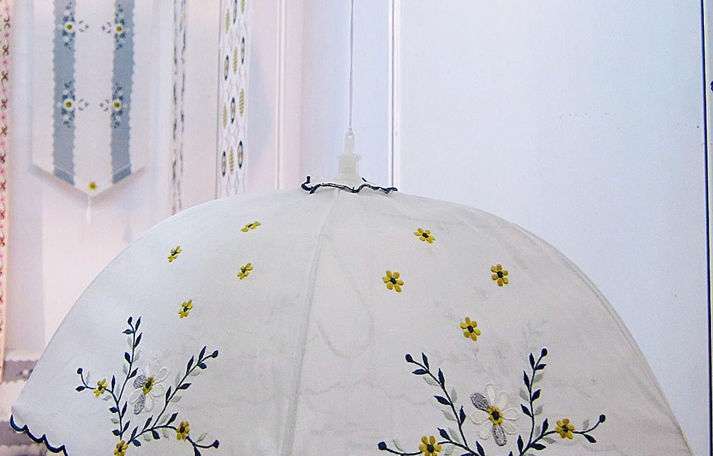 Tudung saji dengan hiasan bordir koleksi Margriet Embroidery & Craft.