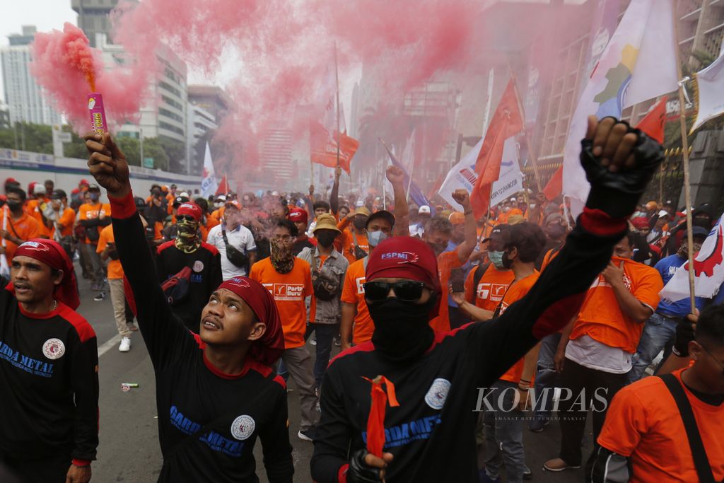 Thousands of workers staged a peaceful demonstration to celebrate International Labor Day or May Day in the Horse Statue area, Jl. MH Thamrin, Jakarta, Monday (1/5/2023). Among other things, they demanded the repeal of the Job Creation Law and the passing of the Domestic Worker Protection Bill.