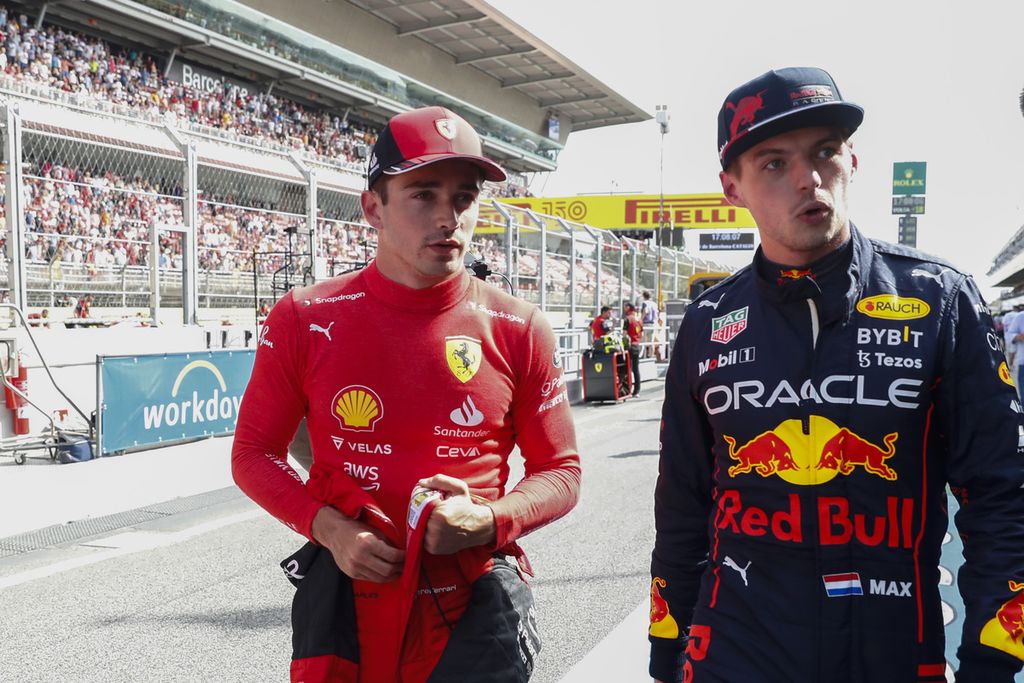Pebalap Ferrari, Charles Leclerc (kiri), yang meraih pole position, dan pebalap Red Bull, Max Verstappen, yang meraih posisi start kedua setelah sesi kualifikasi Grand Prix Formula 1 seri Spanyol di Sirkuit Barcelona-Catalunya, Montmelo, Spanyol, Sabtu (21/5/2022).