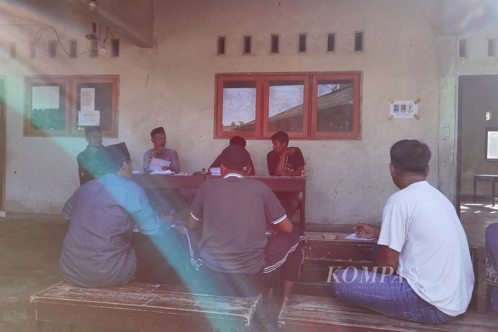Proses  pemilihan langsung kepala dusun di Madrasah Ibtidaiyah Nahdlatul Wathan Kwang Jukut, Desa Pringgarata, Kabupaten Lombok Tengah, Nusa Tenggara Barat, Sabtu (18/3/2023). 