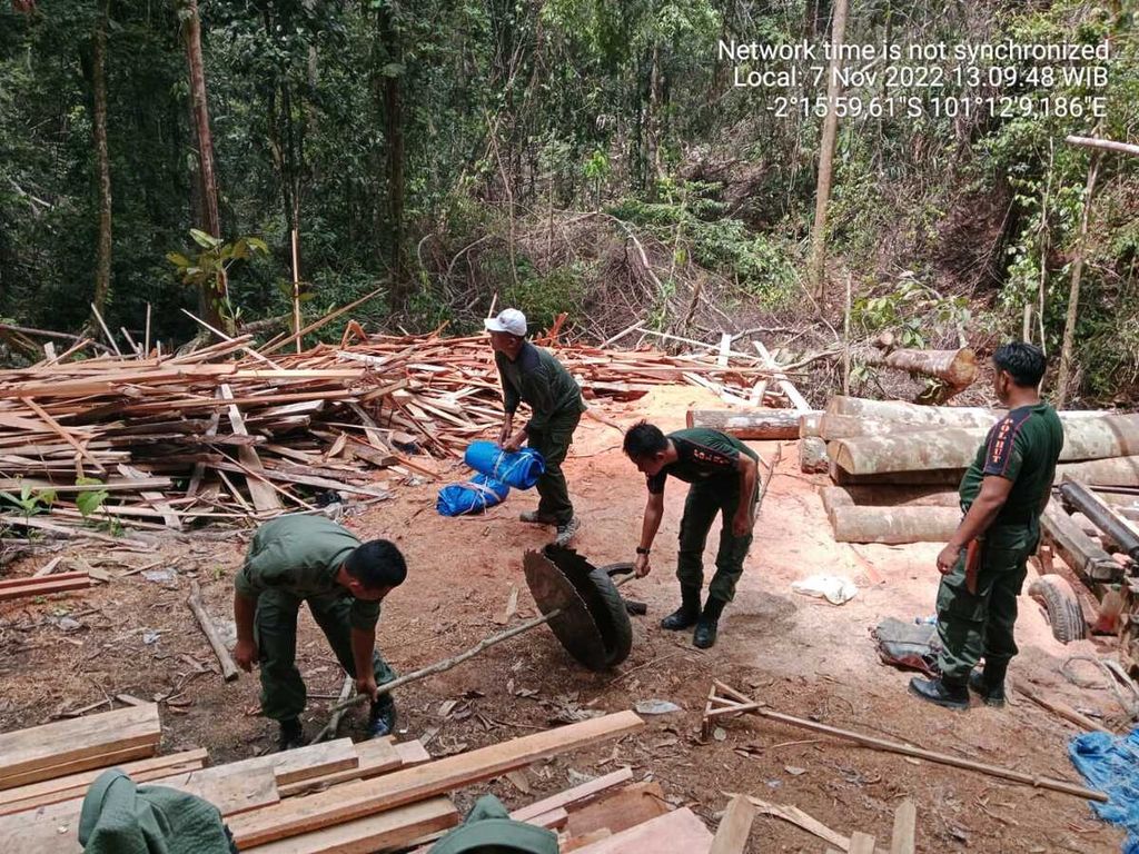 Petugas gabungan KPHP Pesisir Selatan dan BB TNKS Resor Lunang Sako membongkar serkel ilegal di dalam kawasan Hutan Produksi Terbatas di Nagari Lunang, Kecamatan Lunang, Pesisir Selatan, Sumatera Barat, Senin (7/11/2022). Pekerja serkel kabur saat petugas tiba di lokasi.