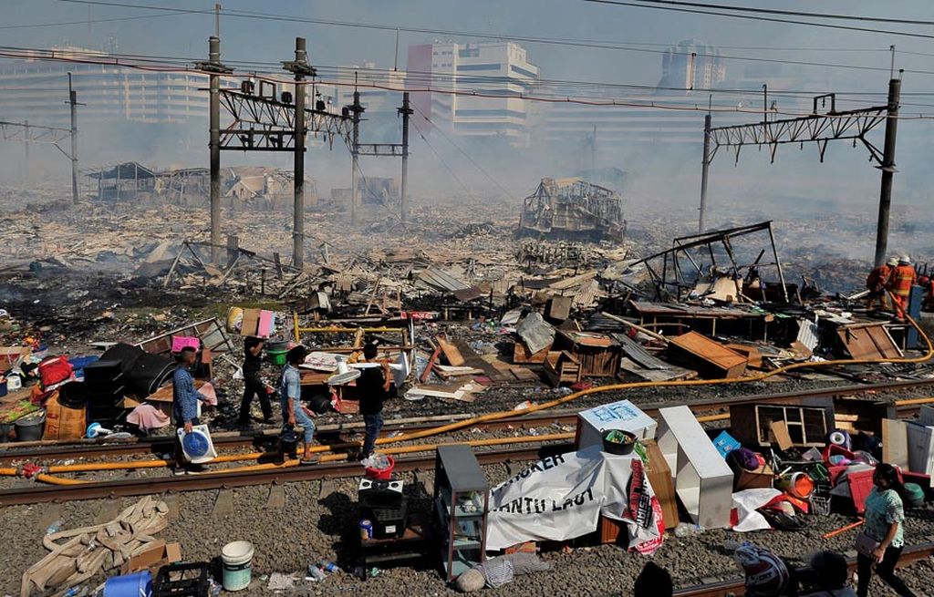 Puing sisa kebakaran yang melanda kawasan Kampung Bandan, Pademangan, Jakarta Utara,  Sabtu (16/9). Kebakaran menghanguskan bedeng-bedeng hunian yang ditinggali lebih dari 300 kepala keluarga. Lokasi pemukiman padat tersebut termasuk kawasan rawan kebakaran.