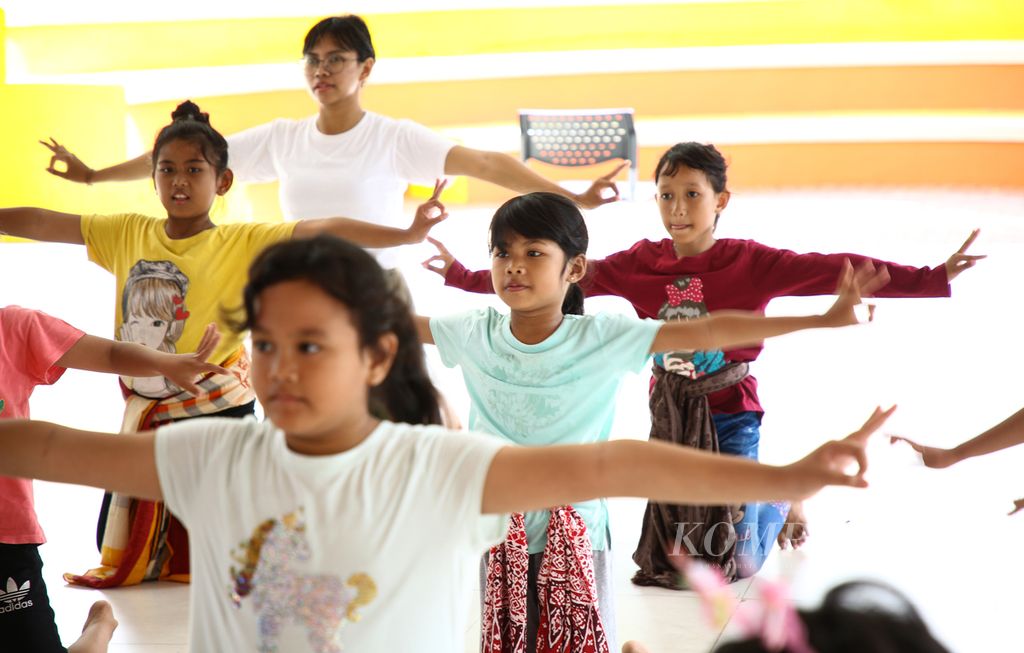 Anak-anak berlatih tari tradisional di Ruang Publik Terpadu Ramah Anak (RPTRA) Nusantara, Pesanggrahan, Jakarta Selatan, Senin (9/3/2020). Kegiatan kesenian di lingkungan rumah ini menjadi kegiatan positif bagi anak di luar jam sekolah. Para orangtua antusias mendampingi anak-anak mereka mengikuti latihan tari secara gratis ini.