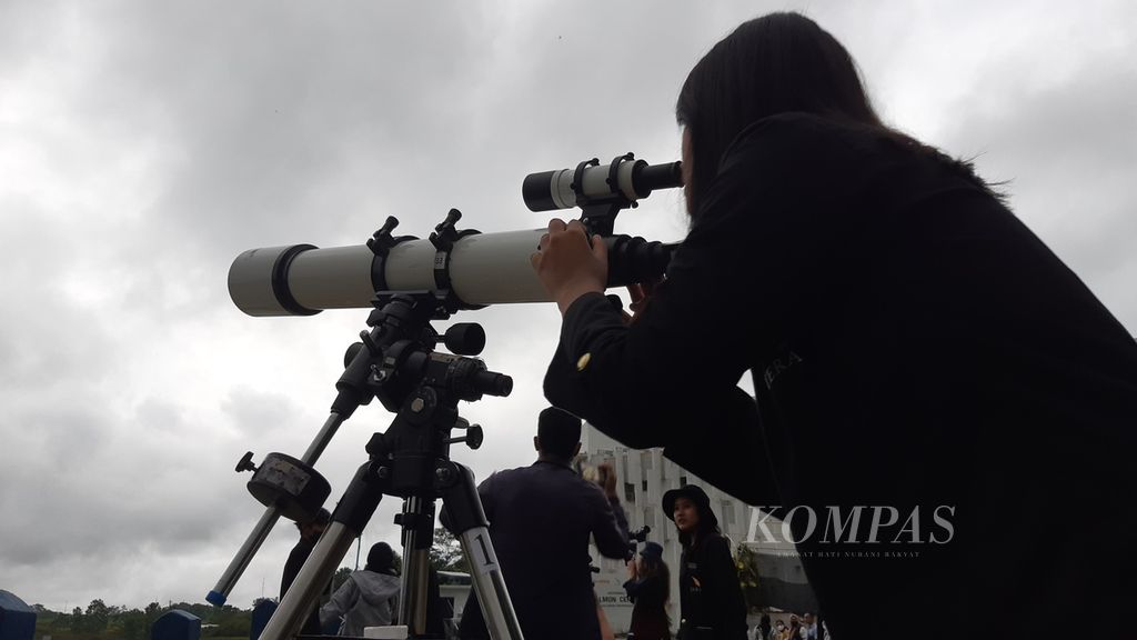 Seorang mahasiswa menyiapkan teleskop untuk pengamatan gerhana bulan total di kampus Institut Teknologi Sumatera, Selasa (8/11/2022). Sayangnya, pengamatan gerhana bulan ini terhalang hujan.