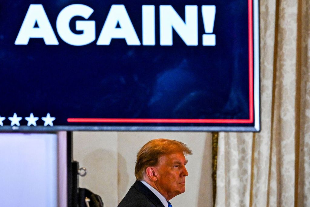 Mantan Presiden AS Donald Trump hadir dalam pemilihan pendahuluan serentak di sejumlah negara bagian atau Super Tuesday di Mar-a-Lago Club in Palm Beach, Florida, AS, pada 5 Maret 2024.