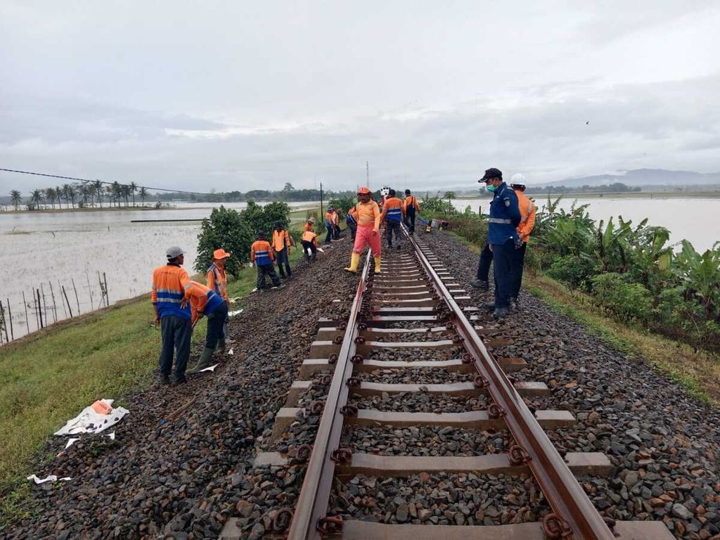 Petugas PT KAI Daop 5 Purwokerto memperbaiki jalur kereta api yang ambles di Cilacap, Jawa Tengah, Sabtu (8/10/2022). Sejumlah perjalanan kereta terganggu. 
