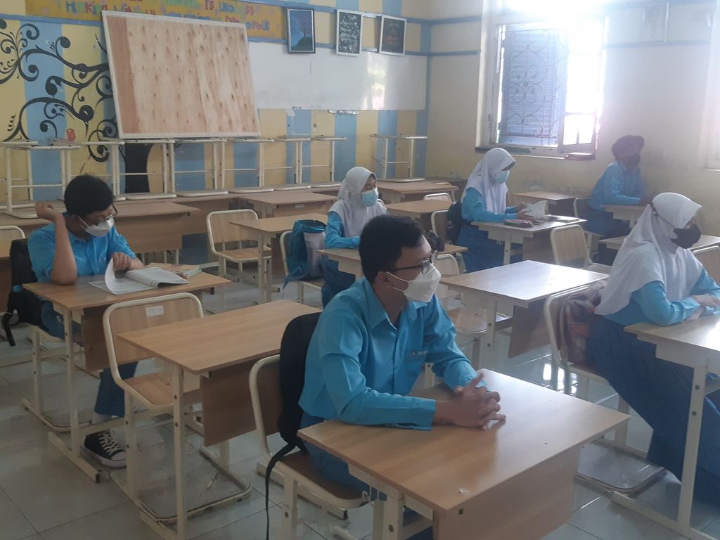 Siswa mengikuti pembelajaran tatap muka di SMP Negeri 1 Kota Cirebon, Jawa Barat, Rabu (3/11/2021). Selain menerapkan protokol kesehatan, pihak sekolah juga membatasi jumlah siswa dan waktu pembelajaran tatap muka.