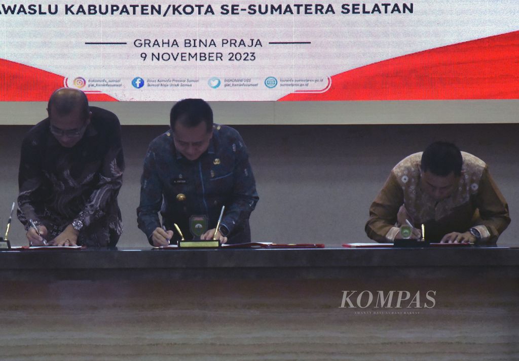 Penandatanganan Naskah Perjanjian Hibah Daerah (NPHD) untuk Penyelenggaraan Pilkada Serentak Tahun 2024 di Palembang, Sumatera Selatan, Kamis (9/11/2023). 