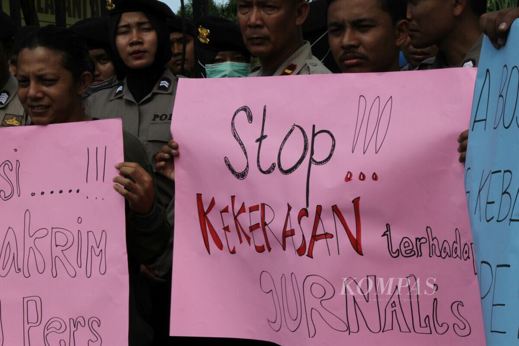 Puluhan jurnalis di Banda Aceh, Provinsi Aceh menggelar unjuk rasa di depan Kantor Kepolisian Daerah Aceh, Kamis (9/1/2020).