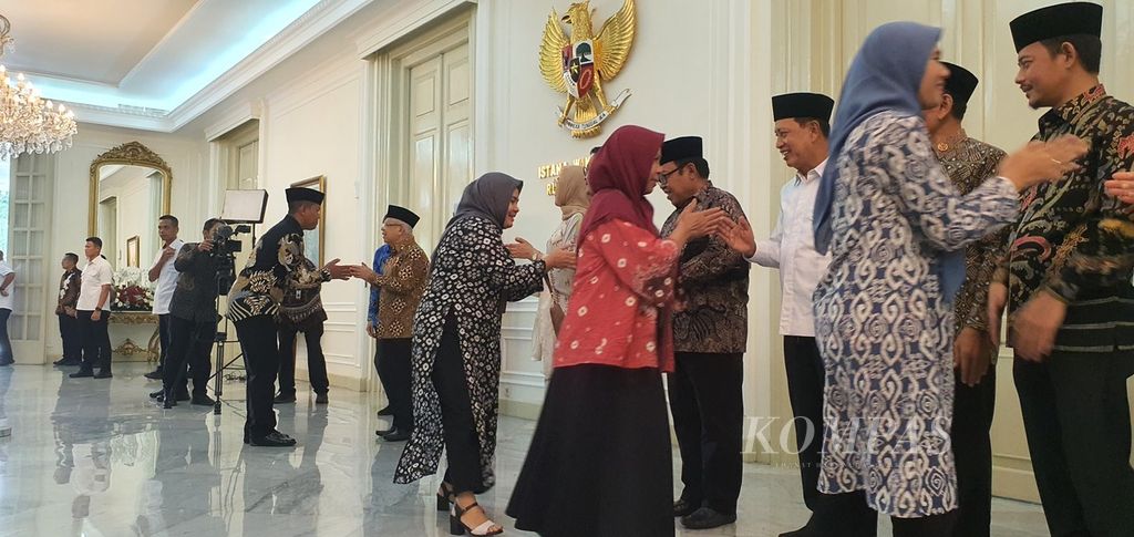 Para pegawai menyalami Wakil Presiden Ma’ruf Amin, Nyonya Wury Ma’ruf Amin, dan para pejabat eselon satu dalam acara halalbihalal di lingkungan Sekretariat Wapres di Istana Wapres, Jalan Medan Merdeka Selatan, Jakarta, Rabu (17/4/2024).