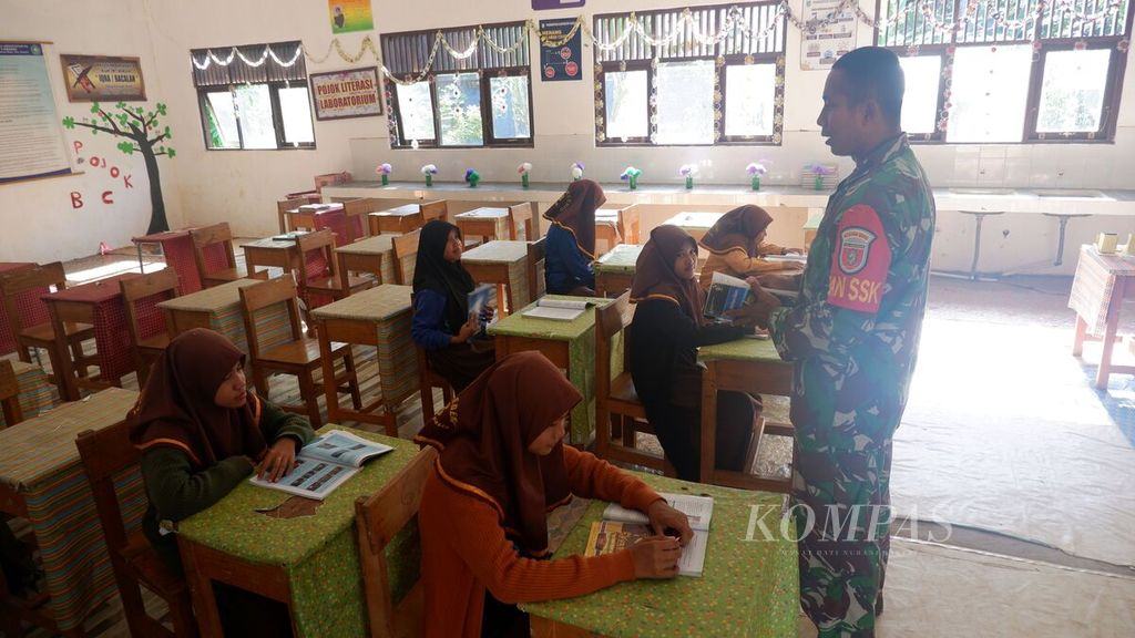 Komandan Satuan Setingkat Kompi Letnan Dua Marsudi Setiyawan (kanan) memberi pelajaran Pancasila kepada murid SMP Negeri 3 Aranio di Desa Benua Riam, Kecamatan Aranio, Kabupaten Banjar, Kalimantan Selatan, Sabtu (28/5/2022).