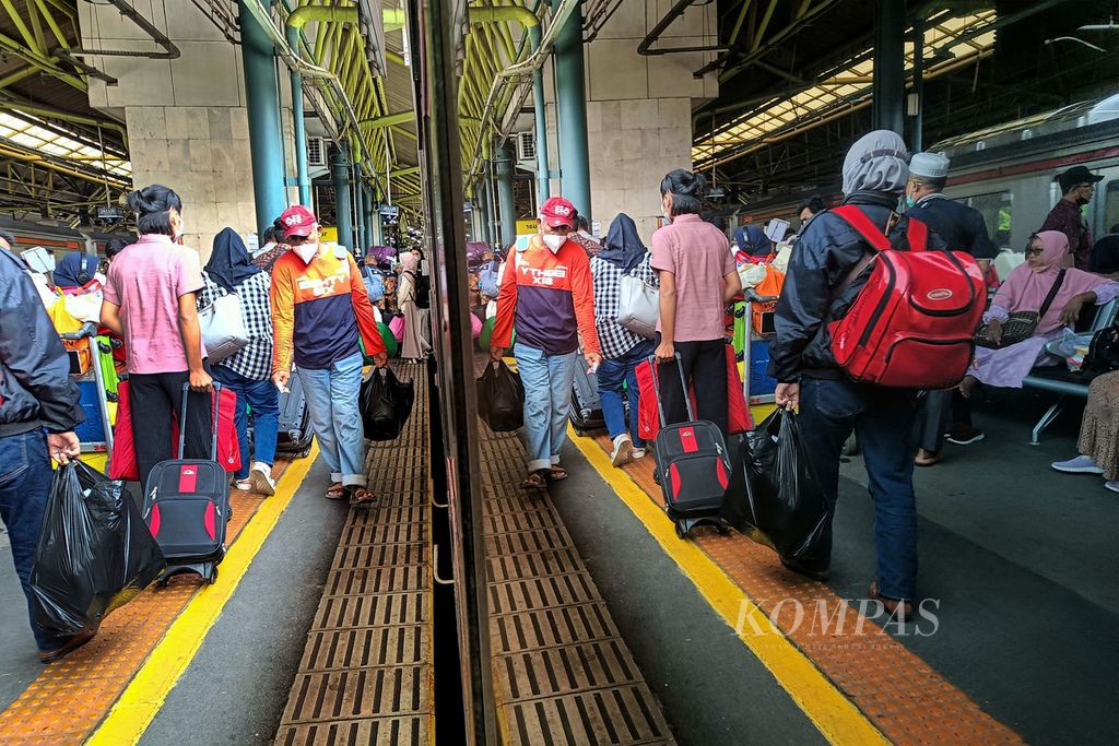 Penumpang kereta api Argo Sindoro tambahan yang berangkat dari Stasiun Semarang Tawang, Jawa Tengah turun di Stasiun Gambir, Jakarta, Kamis (27/4/2023). 