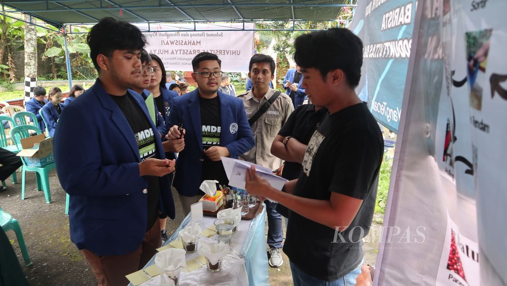 Suasana acara Cupping Test atau tes kualitas dan karakteristik kopi di Rumah Kopi Linggasana, Kabupaten Kuningan, Jawa Barat, Kamis (23/2/2023). Kegiatan tersebut merupakan bagian dari Program Community Development Universitas Prasetiya Mulya.