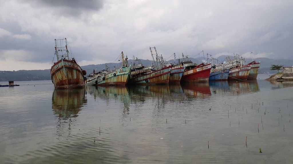 Sejumlah kapal ikan eks asing berlabuh di Teluk Ambon, Kota Ambon, Maluku, Selasa (3/12/2019). Nasib kapal-kapal itu menggantung sejak akhir 2014.