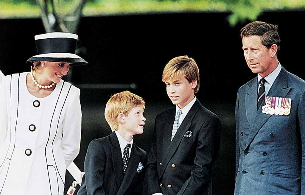 Dalam foto yang diambil pada 19 Agustus 1995 ini, Pangeran Charles (kanan), Putri Diana (kiri), serta anak-anak mereka, William (kedua dari kanan) dan Harry, menghadiri acara parade di luar Istana Buckingham, London, Inggris, untuk memperingati kemenangan Sekutu dalam Perang Dunia II. Pada 20 tahun silam, yakni 31 Agustus 1997, Putri Diana meninggal setelah mobil berkecepatan tinggi yang ditumpanginya mengalami kecelakaan di Paris. 