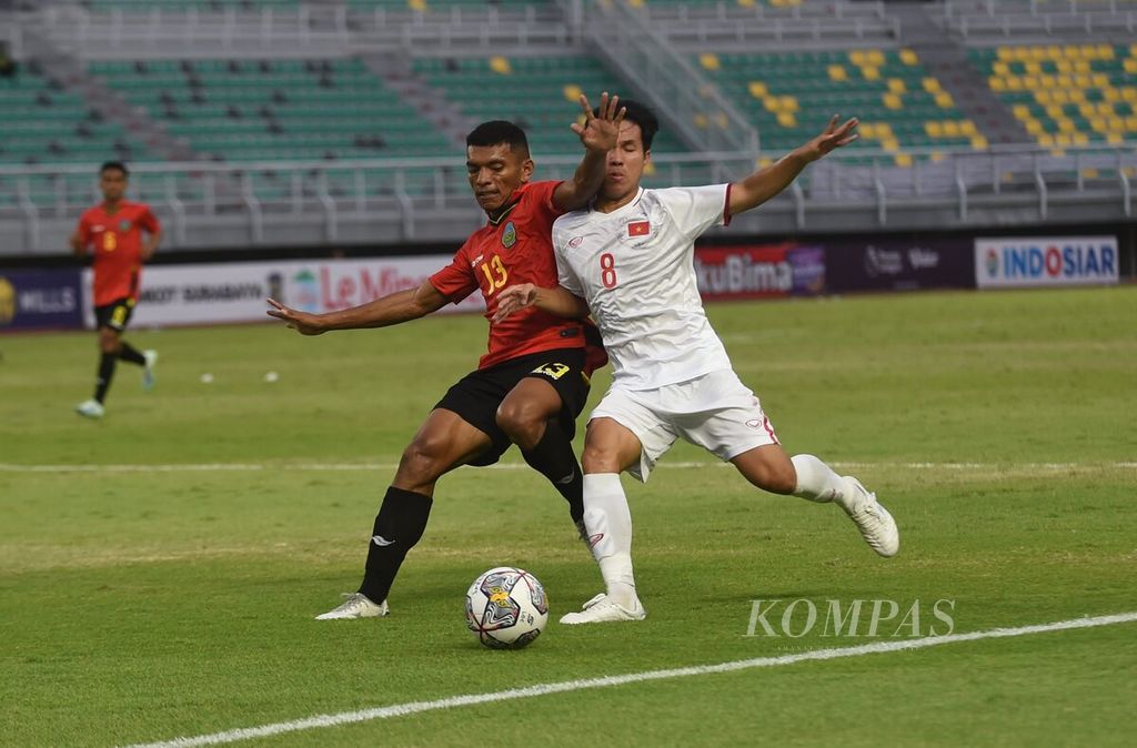 Pemain Vietnam Nguyen Van Tu (kanan) berebut bola dengan pemain Timor Leste Juvito Moniz pada babak kualifikasi Piala Asia U-20 di Stadion Gelora Bung Tomo, Kota Surabaya, Jawa Timur, Jumat (16/9/2022). Vietnam menang 4-0 melawan Timor Leste. 