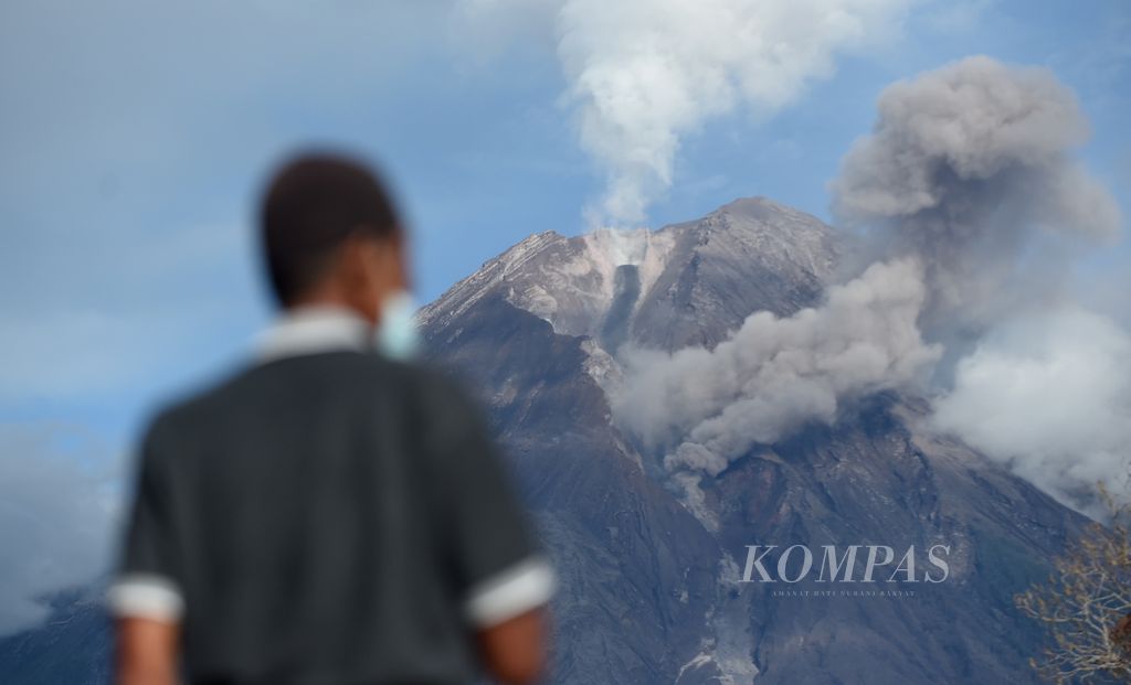 Gunung Semeru yang mengeluarkan awan panas terlihat di permukiman yang terdampak material vulkanik Gunung Semeru di Dusun Umbulan, Desa Supiturang, Kecamatan Pronojiwo, Kabupaten Lumajang, Jawa Timur, Minggu (12/12/2021). 