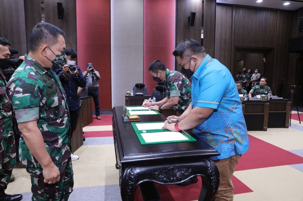 Kepala Staf TNI Angkatan Darat Jenderal Dudung Abdurachman menyaksikan penandatangan kerja sama TNI AD dan PT Kimia Farma Diagnostika, Jumat (21/1/2022), di Mabes TNI AD, Jakarta.