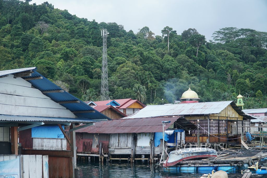 Menara BTS Telkomsel terbaru menjulang di Desa Sikakap, Kecamatan Sikakap, Kepulauan Mentawai, Sumatera Barat, Kamis (22/6/2023). Menara yang berdiri sejak 2016-2017 ini belum punya jaringan 4G dan hanya berfungsi sebagai pembagi sinyal EDGE dari menara BTS Telkomsel lama. 