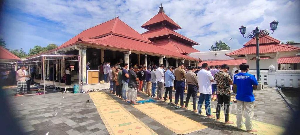 Sejumlah warga melakukan shalat di sekitar Masjid Gedhe Kauman, Kota Yogyakarta, Daerah Istimewa Yogyakarta, Jumat (27/5/2022). Mereka mendoakan almarhum Buya Syafii Maarif yang telah berpulang dan disemayamkan di masjid tersebut. 