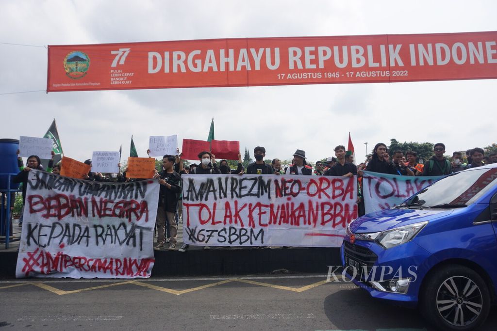 Ratusan pengemudi ojek <i>online</i> dan mahasiswa membawa spanduk dalam demo terkait kenaikan harga BBM di Alun-alun Purwokerto, Banyumas, Jawa Tengah, Rabu (7/9/2022).