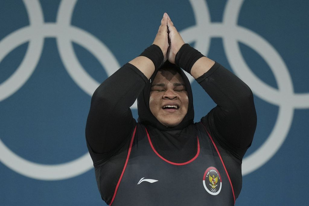 Lifter Indonesia, Nurul Akmal, memberi hormat kepada penonton seusai mengikuti lomba angkat besi kelas +81 kilogram Olimpiade Paris 2024 di Paris, Minggu (11/8/2024). Nurul tidak meraih medali pada nomor itu.