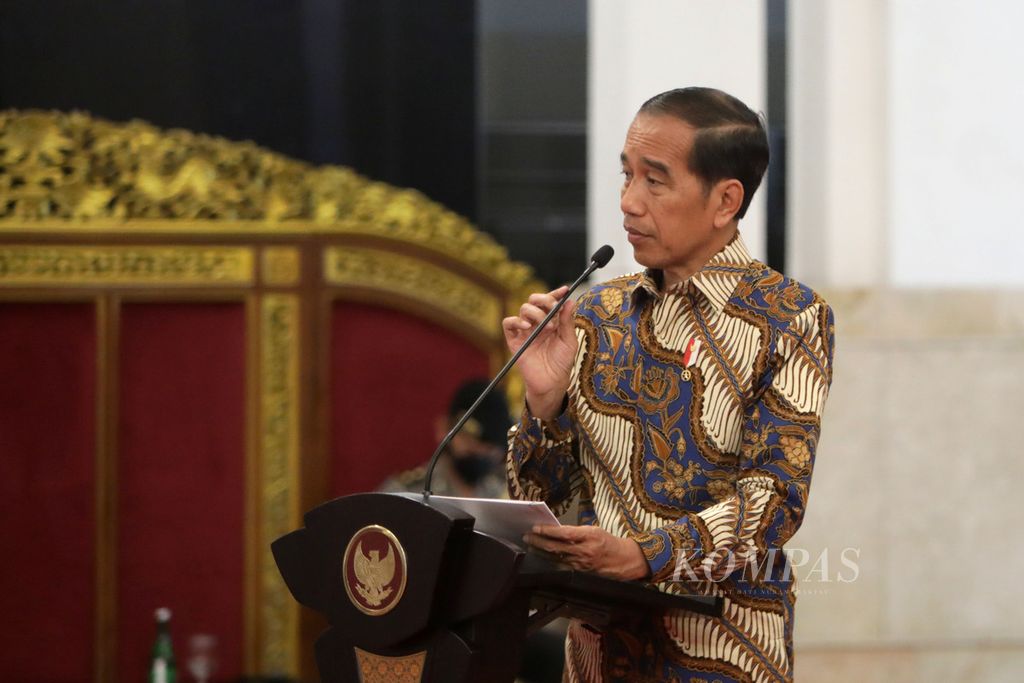 Presiden Joko Widodo menyampaikan pidato pengantaro dalam Sidang Kabinet Paripurna mengenai Evaluasi Anggaran Pendapatan dan Belanja Negara Tahun 2022 serta Rencana Program dan Anggaran Tahun 2023 di Istana Negara, Jakarta, Senin (16/1/2023). Presiden minta untuk APBN 2023 difokuskan pada program yang produktif, utamanya dalam rangka penciptaan lapangan kerja dan pengentasan kemiskinan. APBN 2023 juga diminta fokus menyelesaikan prioritas nasional, baik yang berkaitan dengan penurunan stunting, penurunan kemiskinan ekstrem, dan juga ketahanan pangan, serta agenda menjelang pemilu. KOMPAS/HERU SRI KUMORO 16-01-2023